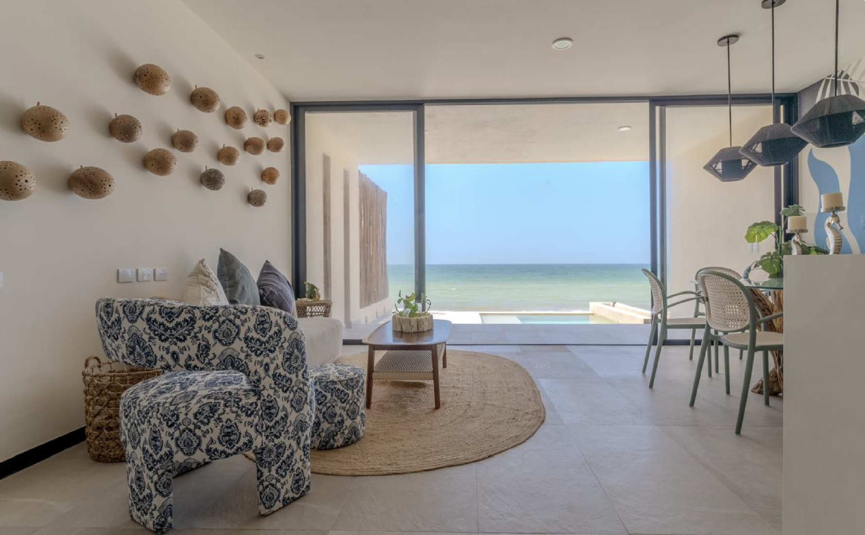 Sala de estar con vista al mar